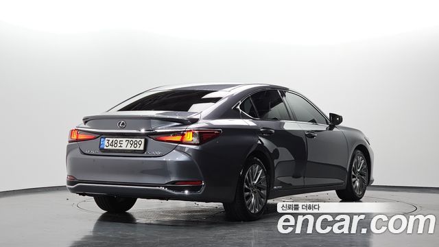 Lexus ES 2019 — photo 2