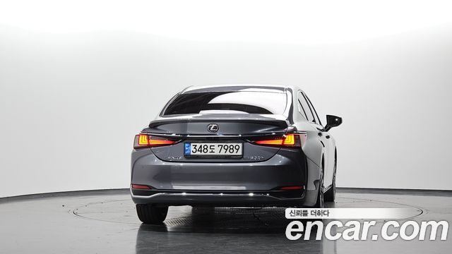 Lexus ES 2019 — photo 4