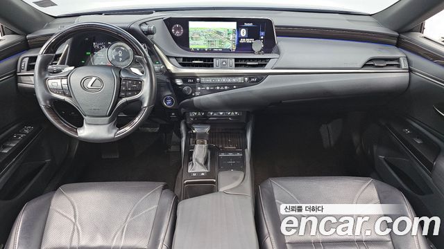 Lexus ES 2019 — photo 10