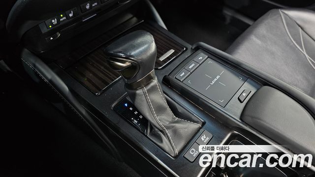 Lexus ES 2019 — photo 12