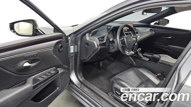 Lexus ES 2019 — photo 17