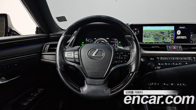 Lexus ES 2019 — photo 18