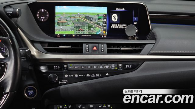 Lexus ES 2019 — photo 19