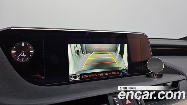Lexus ES 2019 — photo 20