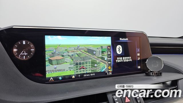 Lexus ES 2019 — photo 21