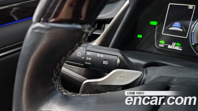 Lexus ES 2019 — photo 26