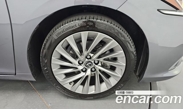 Lexus ES 2019 — photo 7