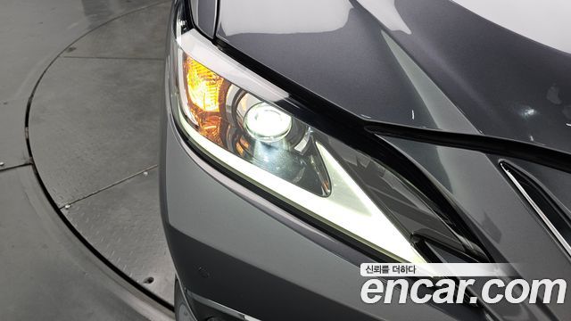 Lexus ES 2019 — photo 8