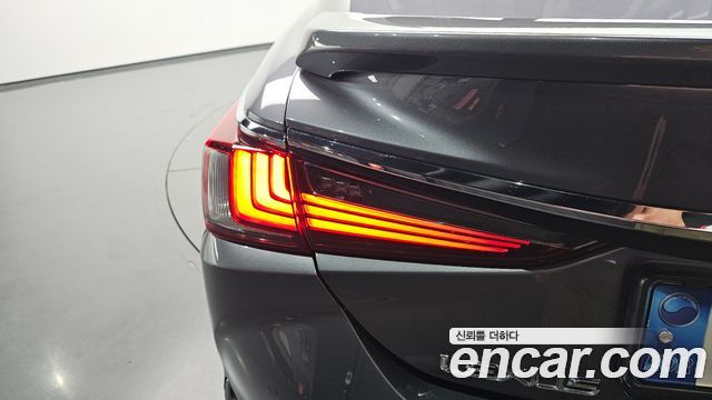 Lexus ES 2019 — photo 9
