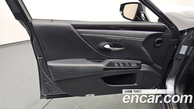 Lexus ES 2019 — photo 14