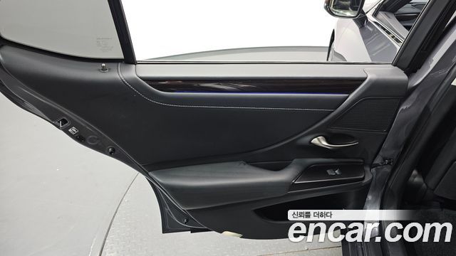 Lexus ES 2019 — photo 15