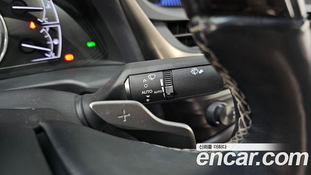 Lexus ES 2019 — photo 27