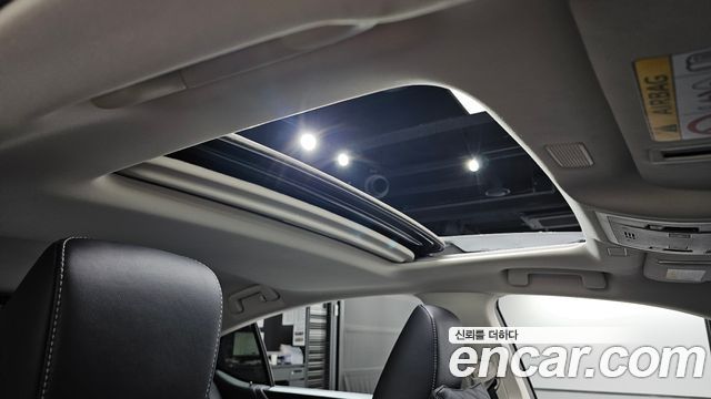 Lexus ES 2019 — photo 28