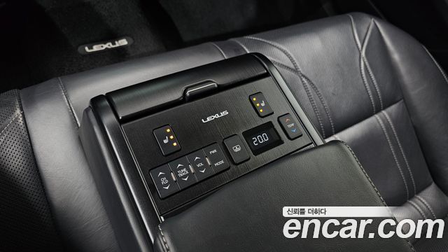 Lexus ES 2019 — photo 29