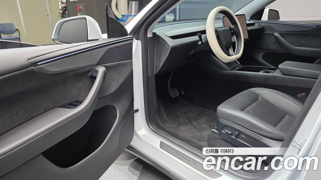 Tesla Model Y 2025 — photo 13