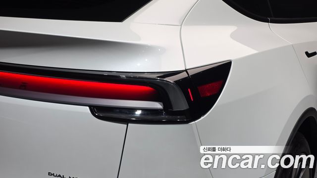 Tesla Model Y 2025 — photo 9
