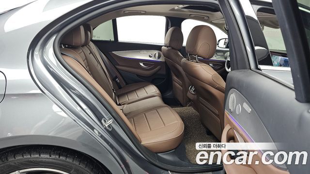 Mercedes-Benz E-Class 2019 — photo 12