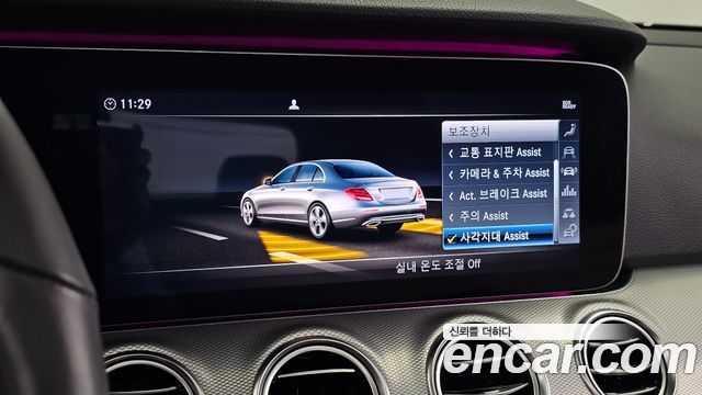 Mercedes-Benz E-Class 2019 — photo 16