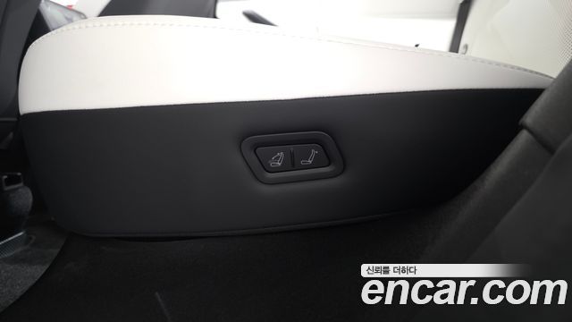Tesla Model Y 2025 — photo 24