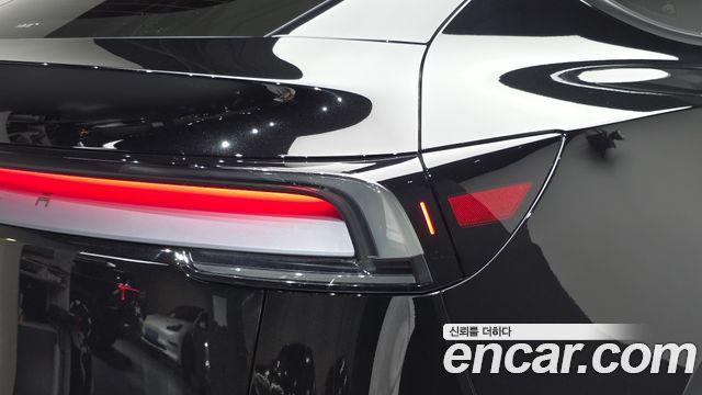 Tesla Model Y 2025 — photo 9