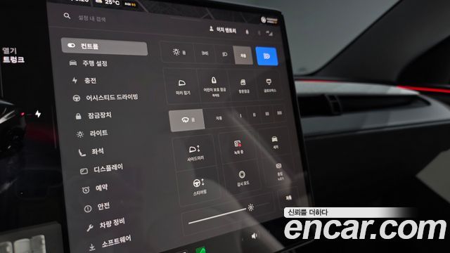 Tesla Model Y 2025 — photo 31