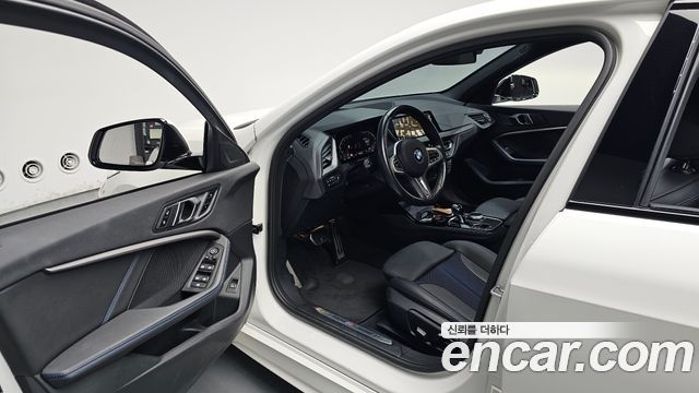 BMW 1-Series 2023 — photo 13