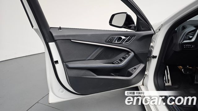 BMW 1-Series 2023 — photo 14