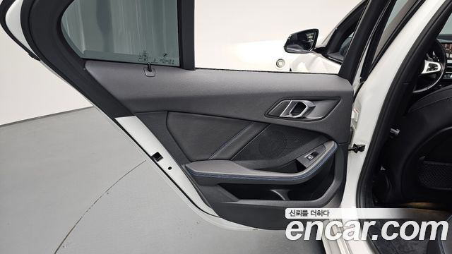 BMW 1-Series 2023 — photo 15
