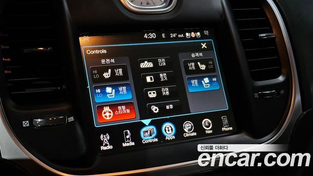 Chrysler 300C 2016 — photo 16
