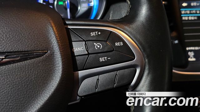 Chrysler 300C 2016 — photo 18