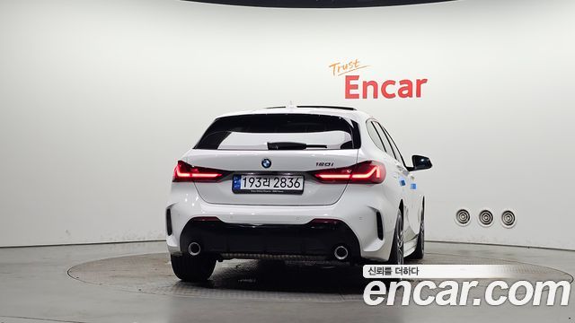 BMW 1-Series 2023 — photo 4