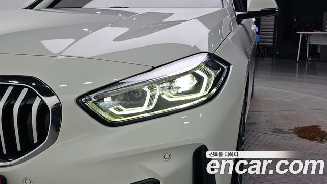 BMW 1-Series 2023 — photo 8