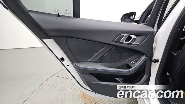 BMW 1-Series 2023 — photo 15