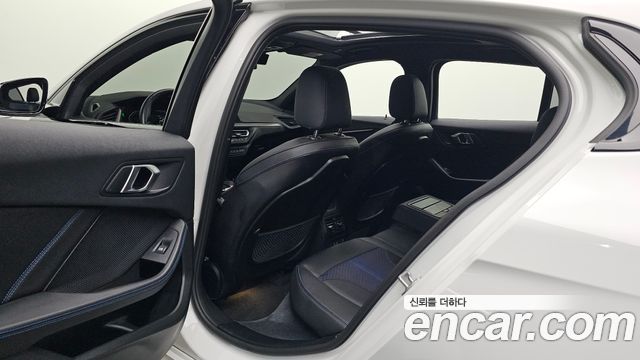 BMW 1-Series 2023 — photo 16