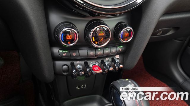 Mini Cooper Convertible 2018 — photo 16