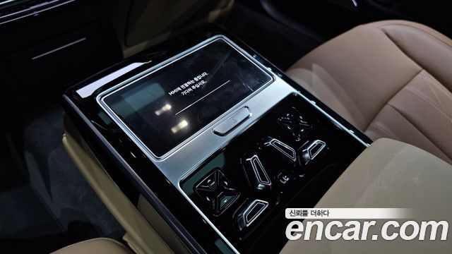 Audi A8 2021 — photo 17