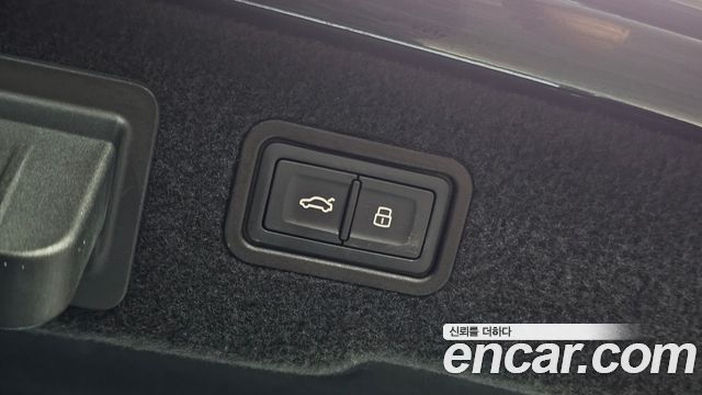 Audi A8 2021 — photo 18