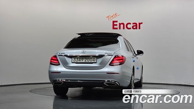 Mercedes-Benz E-Class 2017 — photo 4