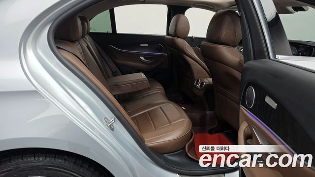 Mercedes-Benz E-Class 2017 — photo 12