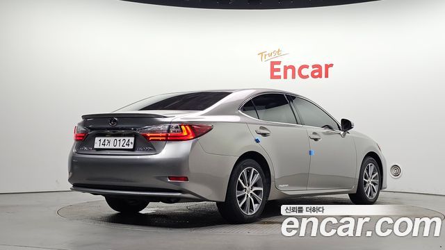 Lexus ES 2016 — photo 2