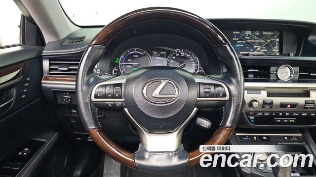 Lexus ES 2016 — photo 14