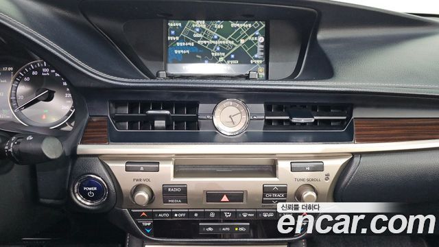 Lexus ES 2016 — photo 16