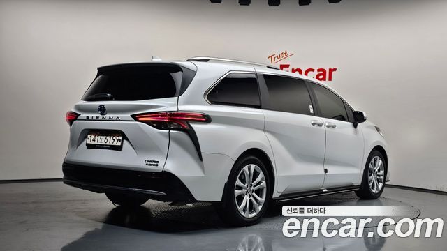Toyota Sienna 2023 — photo 2