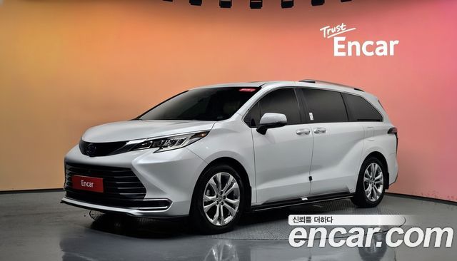 Toyota Sienna 2023 — photo 1