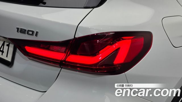BMW 1-Series 2024 — photo 9