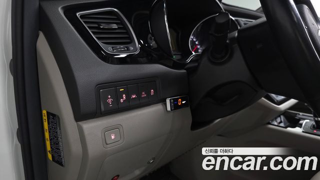 Kia Canival 2016 — photo 38