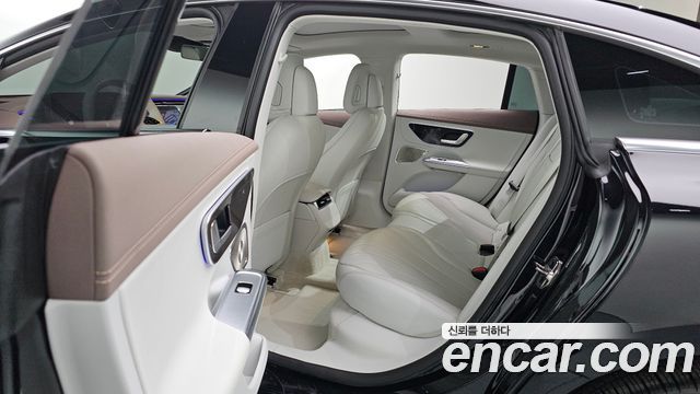 Mercedes-Benz EQE 2023 — photo 24
