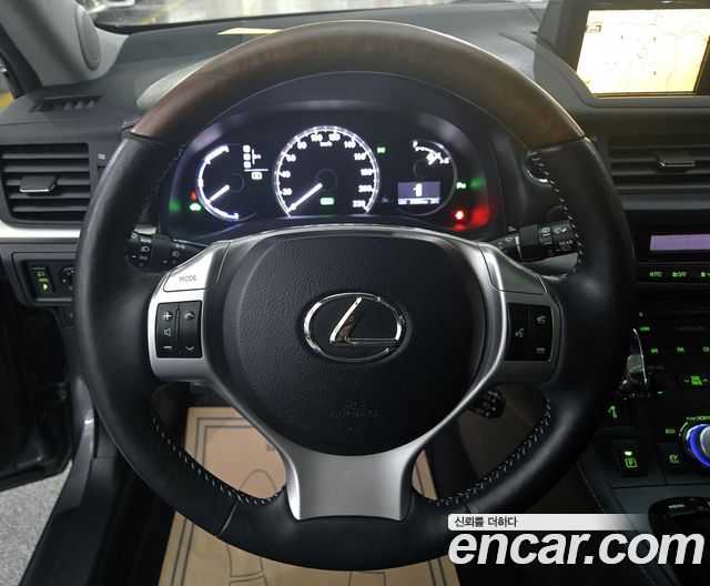Lexus CT200h 2012 — photo 11