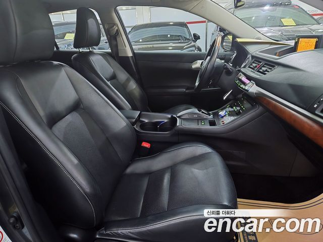 Lexus CT200h 2012 — photo 16
