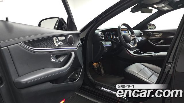 Mercedes-Benz E-Class 2021 — photo 10